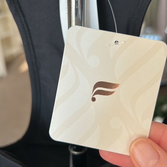 NWT fabletics sports bra. Black and white size small - Picture 3 of 4